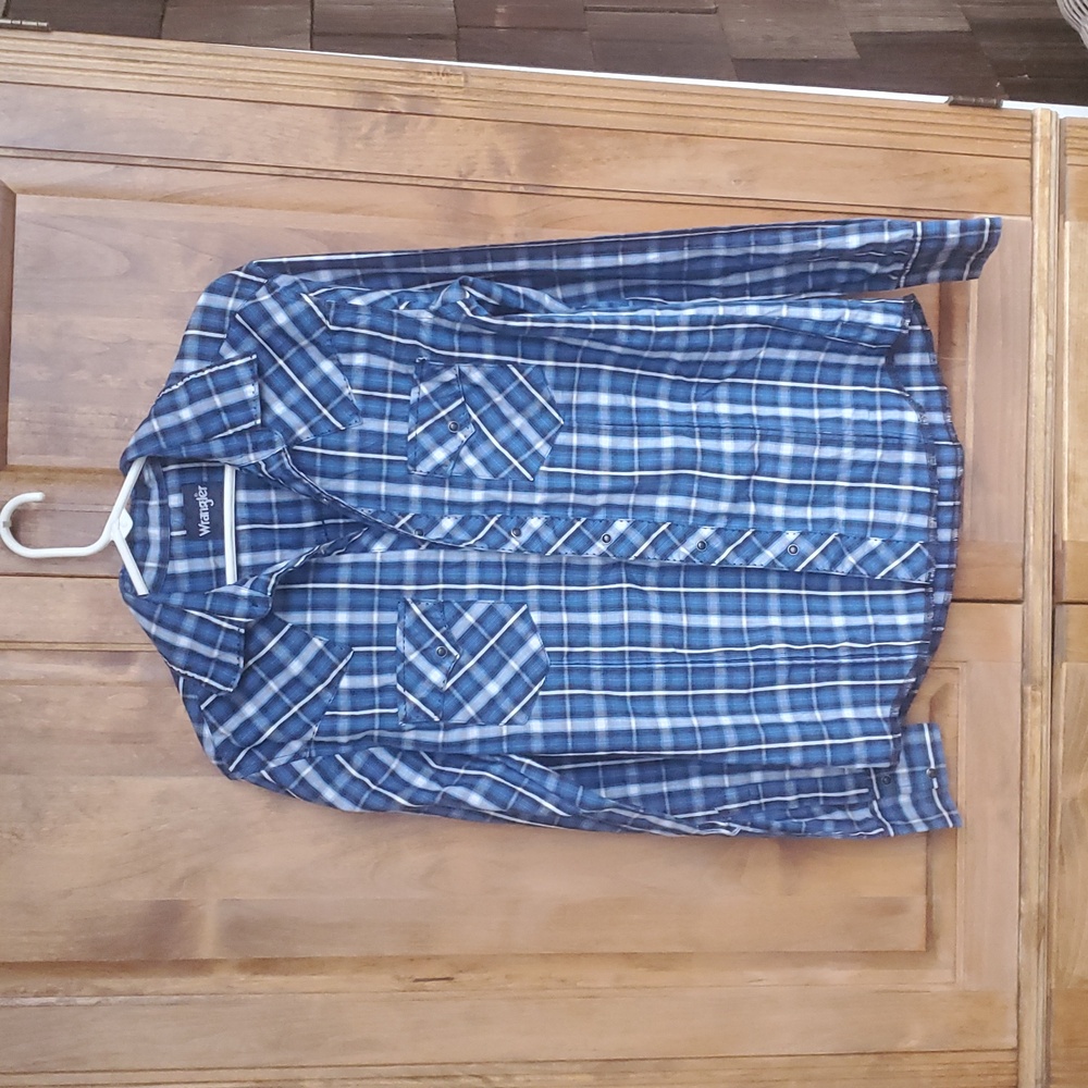 Wrangler mens pearl snap shirt with a decorative stitch